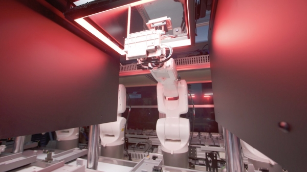 비정형 외관불량 검출을 위한 딥러닝 모델과 광학/기구가 결합된 검사 장비 AiVision-T. 회사측 사진제공