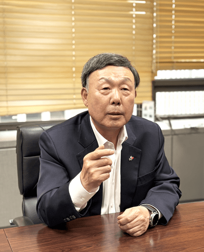 황태호 덕산넵코어스 대표가 더스탁과 인터뷰를 하고 있다. (사진=IR큐더스)