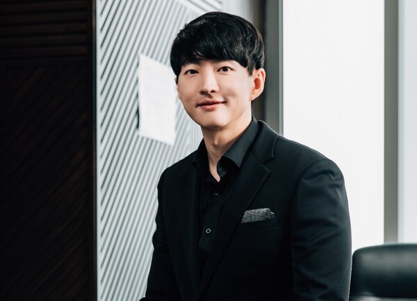 에이피알의 '인류 혁신', 김병훈이 꾸면 이뤄진다 - 뉴스 썸네일 이미지